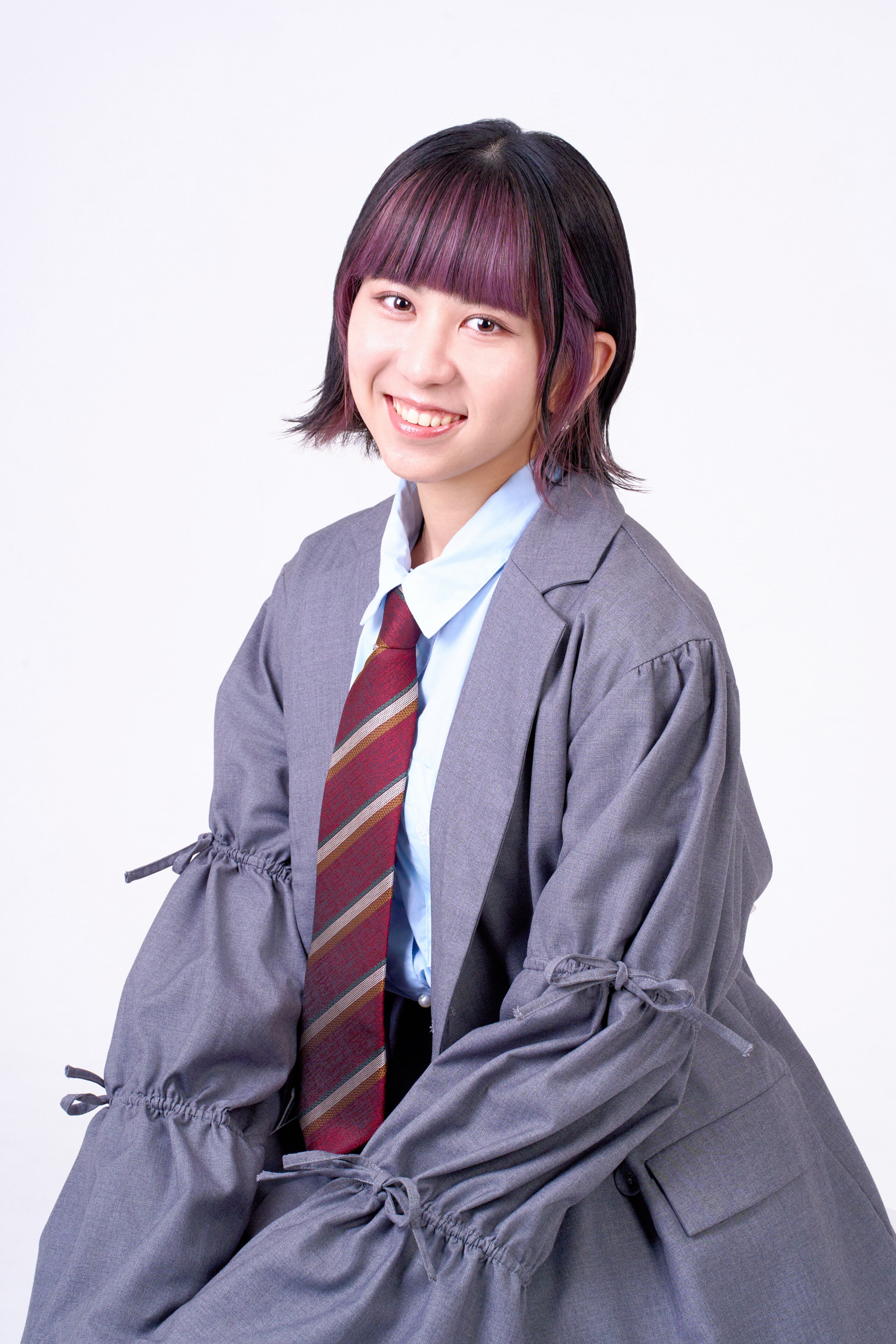 服装や髪色がスタイリッシュだったため、メ