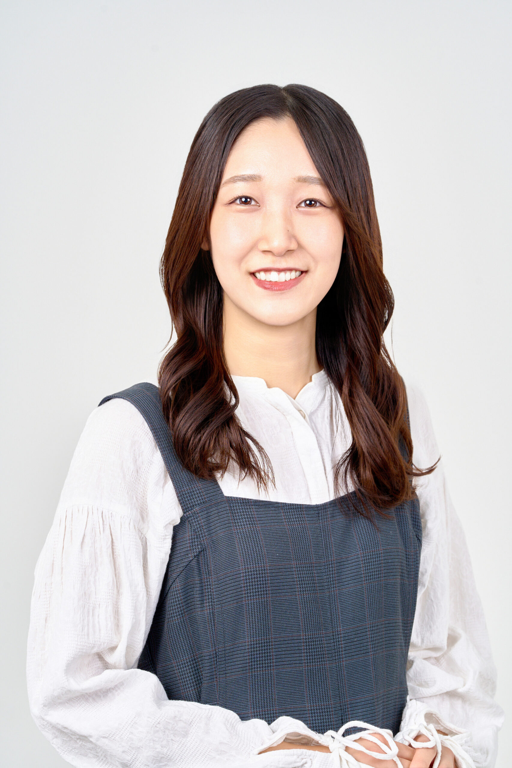 宣材写真の撮影です。白背景のシンプルな構