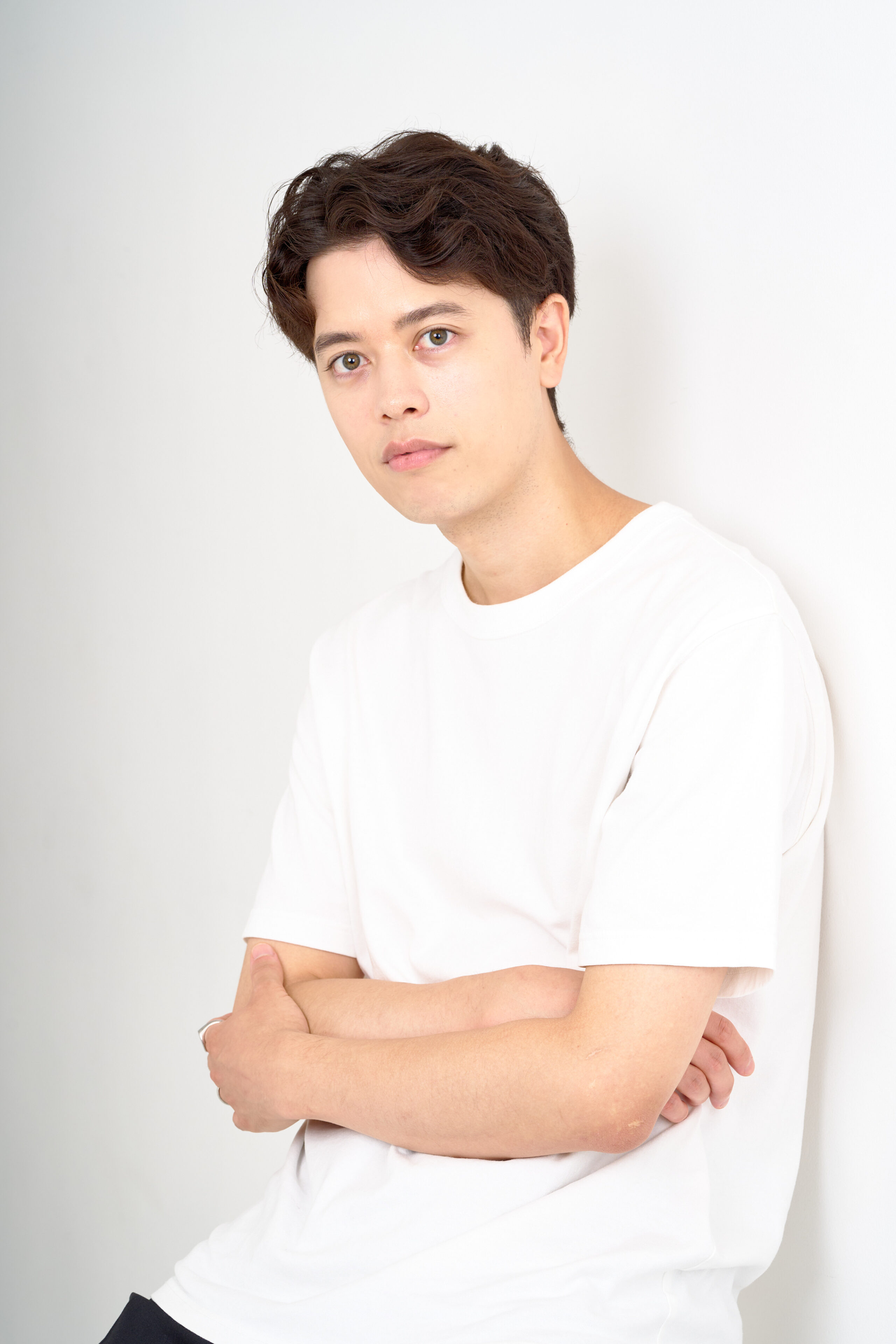 宣材写真の撮影です。白い背景により人物を