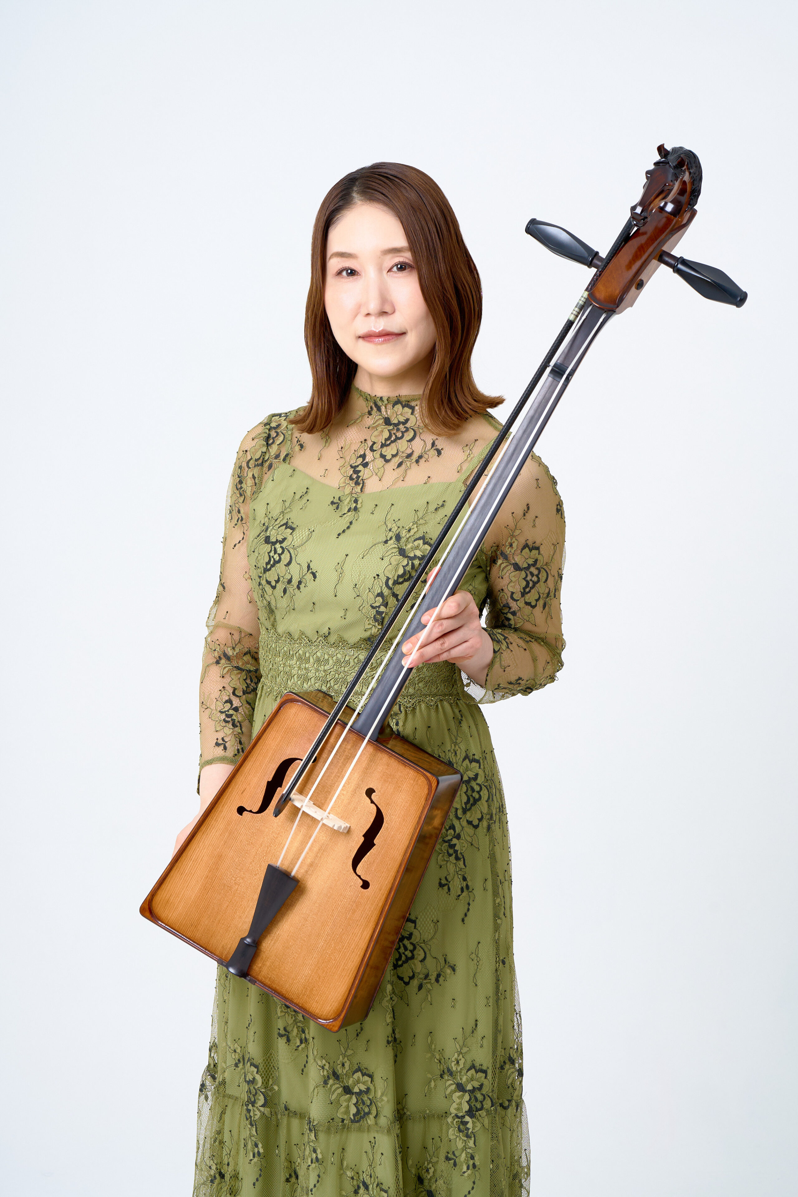 馬頭琴演奏家の方の宣材写真です。普段の演