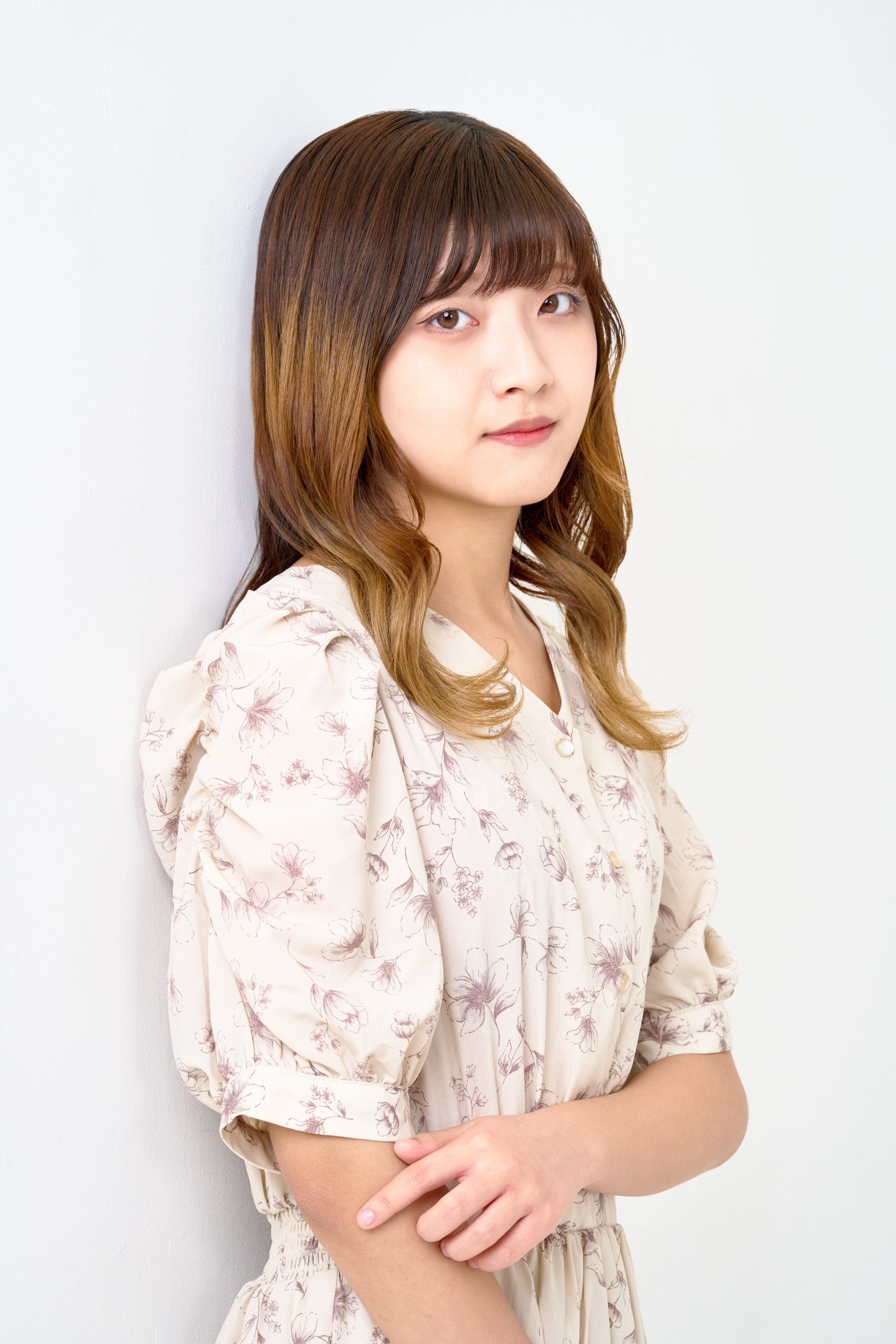 宣材写真の撮影です。白背景のシンプルな構