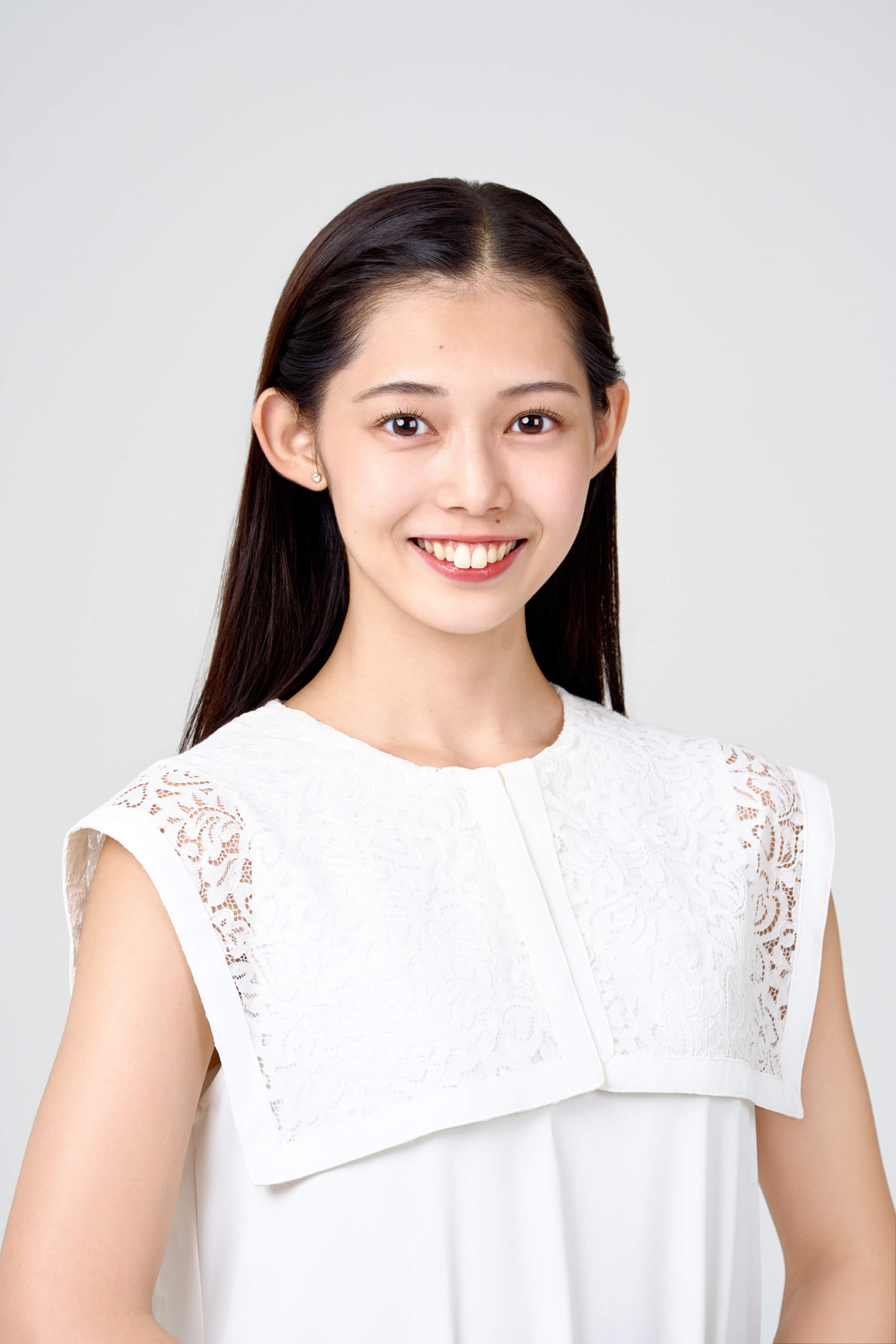 白いワンピースが際立つよう、清潔感あふれ