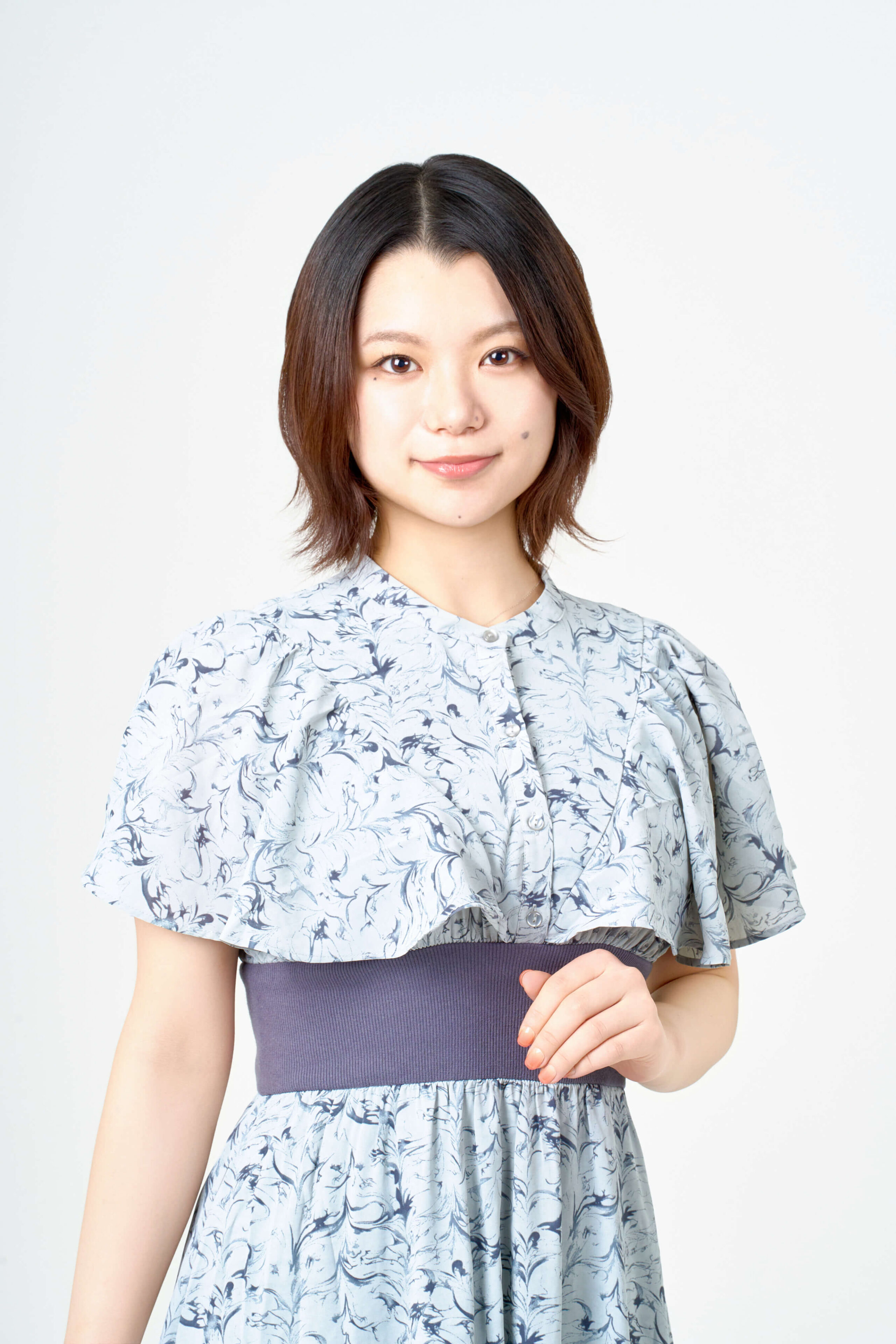 宣材写真の撮影です。清楚な衣装を活かし、