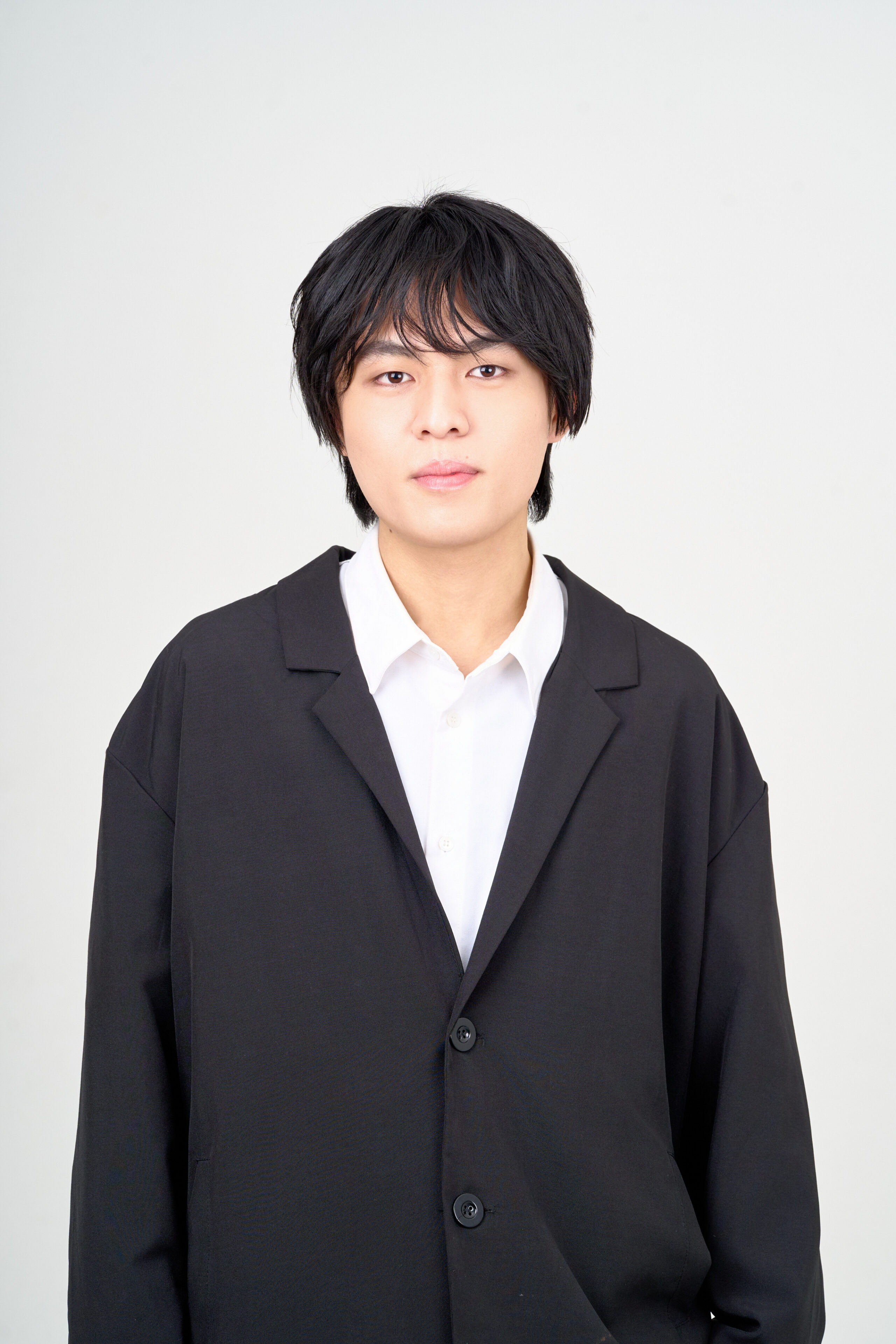 宣材写真の撮影です。シンプルな白い背景で