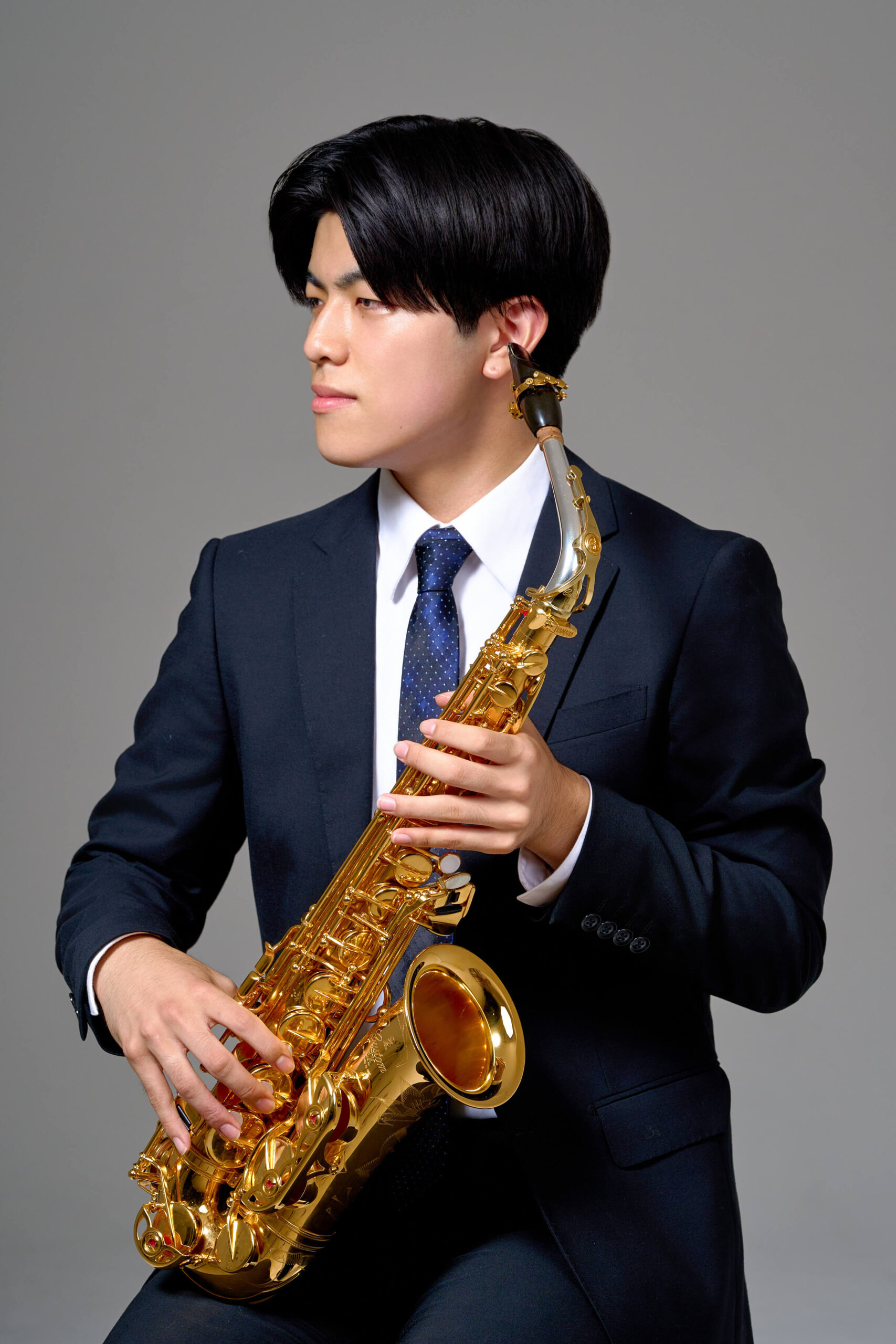 グレー調の背景とリッチなライティングを活