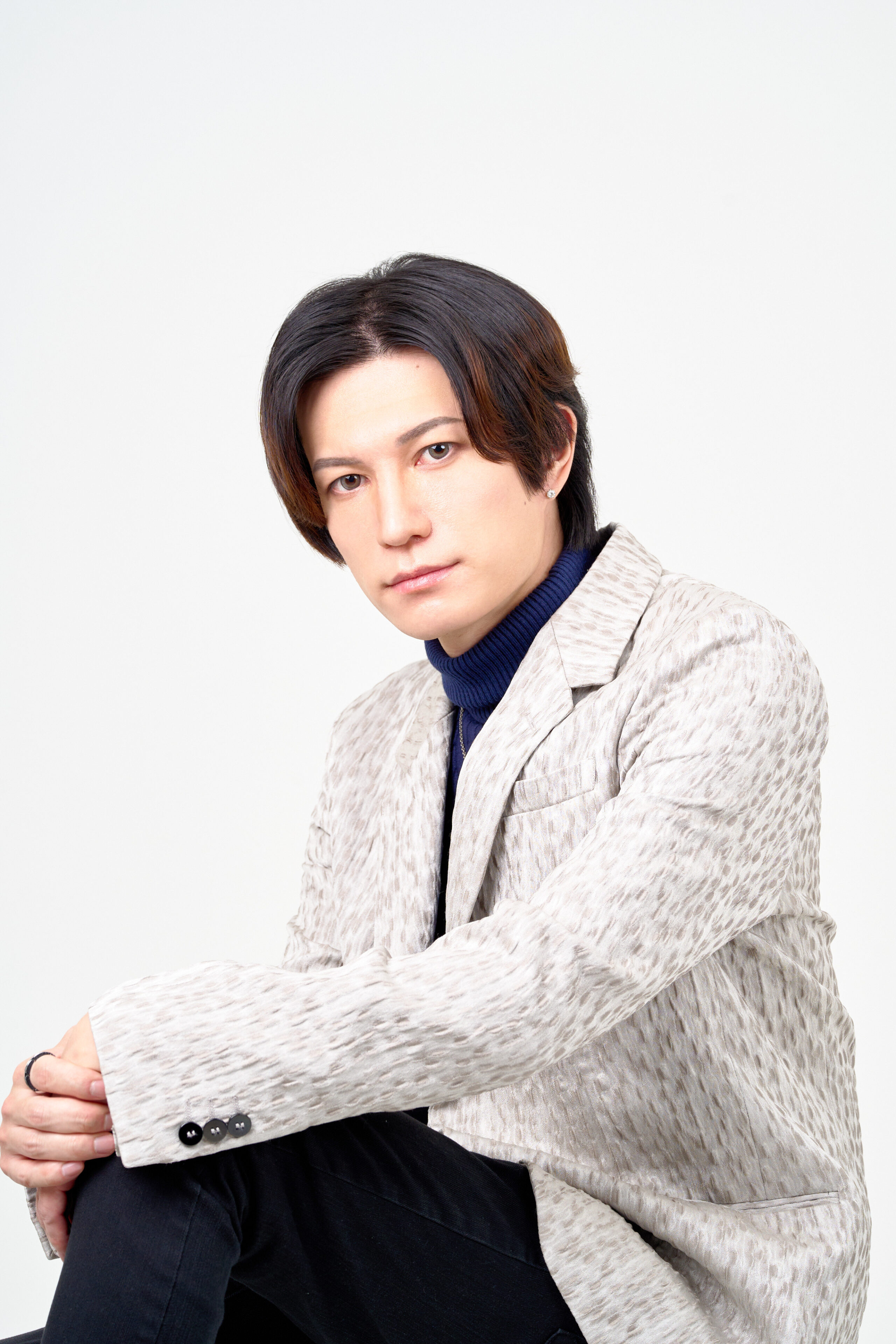 宣材写真の撮影です。衣装の質感を最大限に