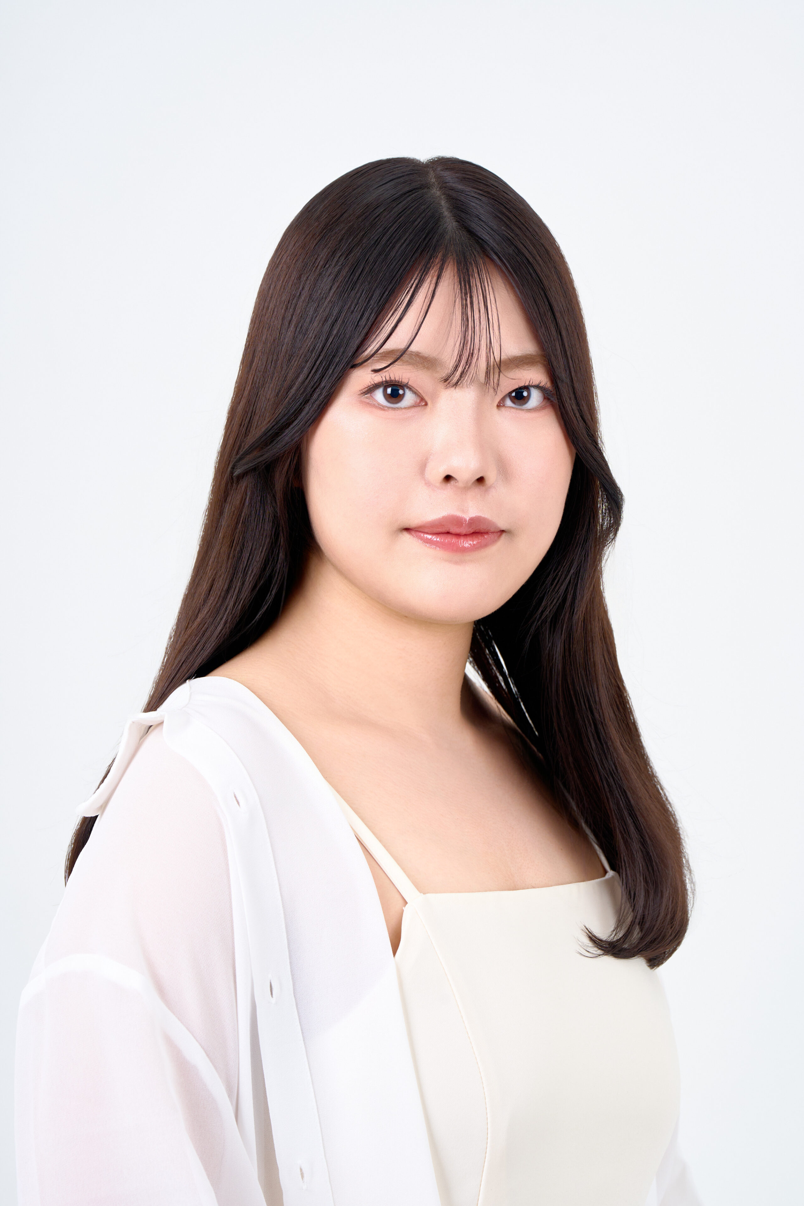 宣材写真の撮影です。明るくシンプルな白背