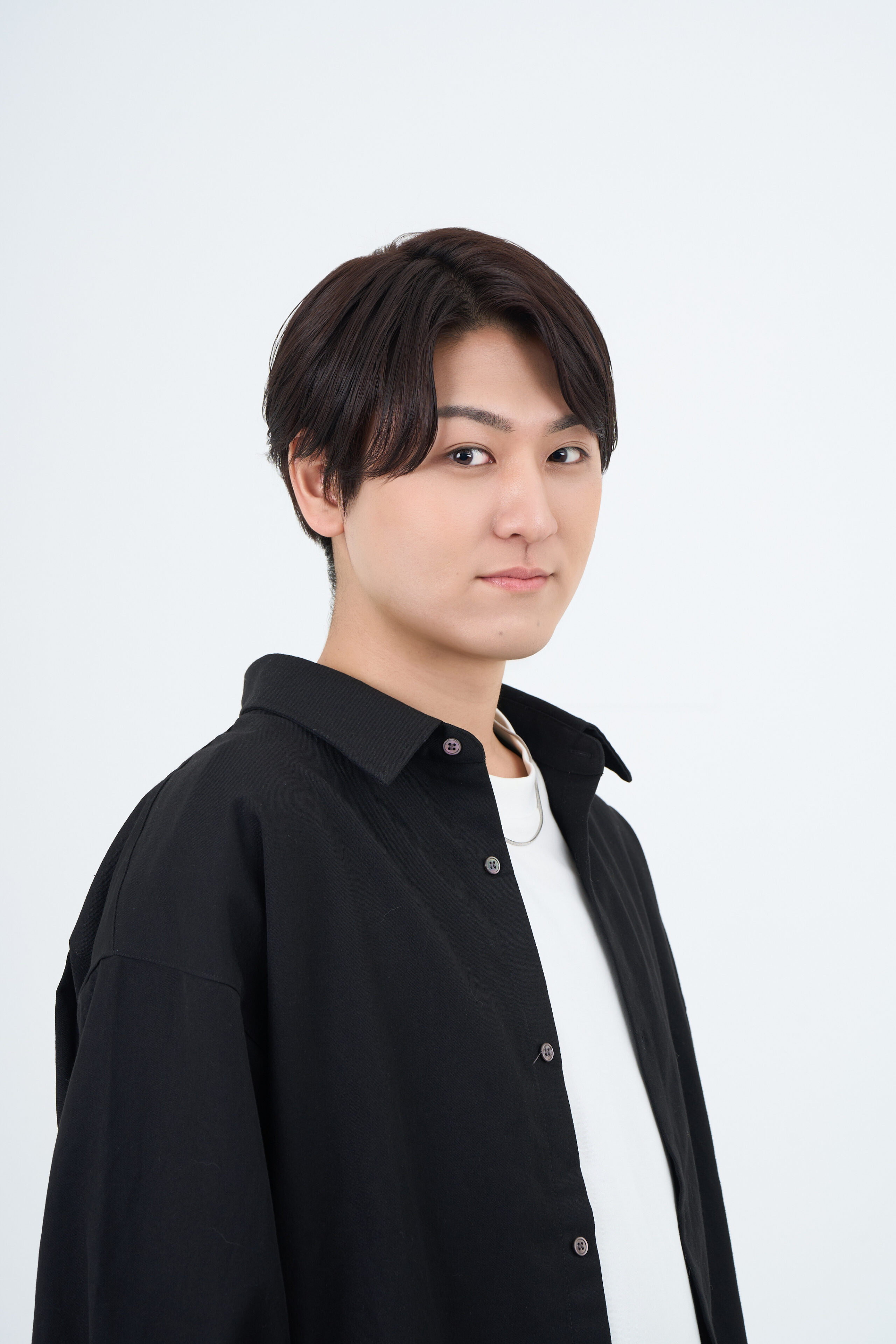 宣材写真の撮影です。白い背景で、シンプル