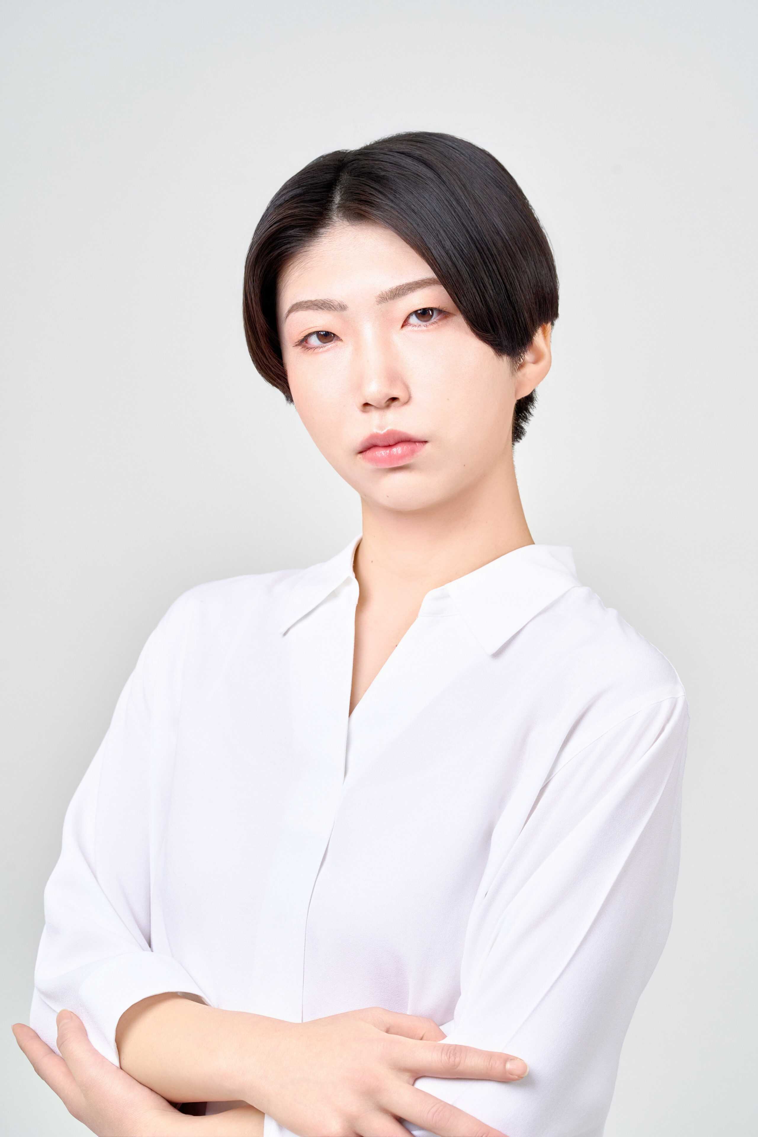 宣材写真の撮影です。シンプルな衣装とご本