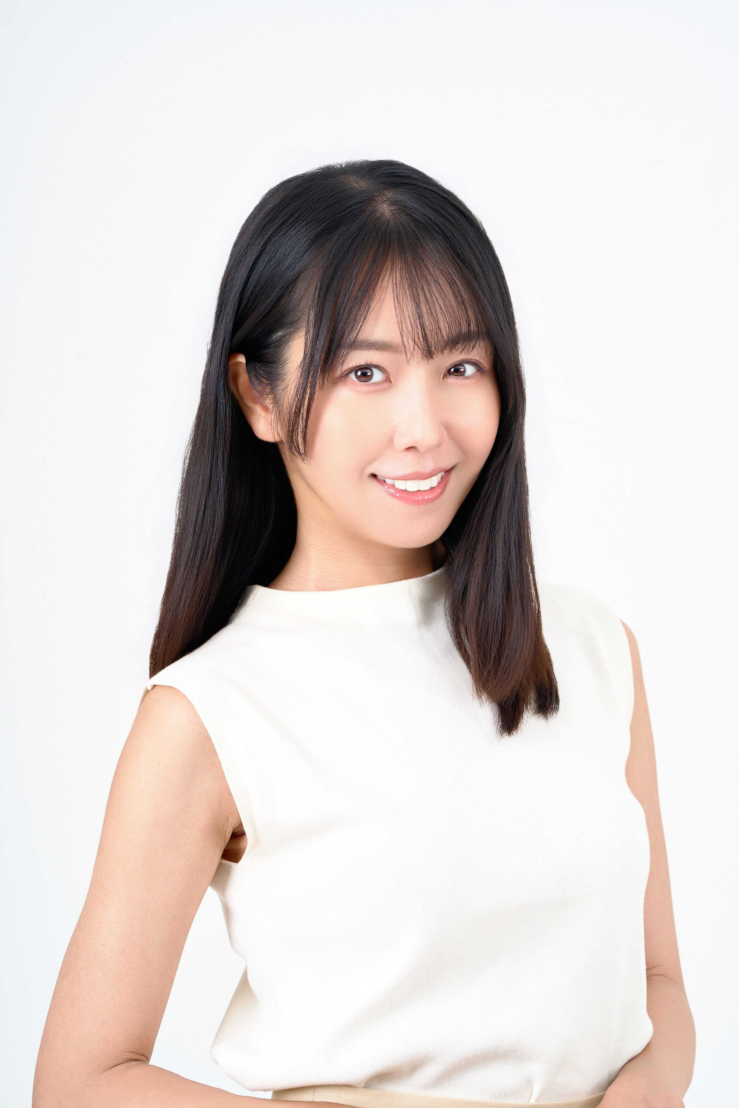 宣材写真の撮影です。白背景にシンプルな構