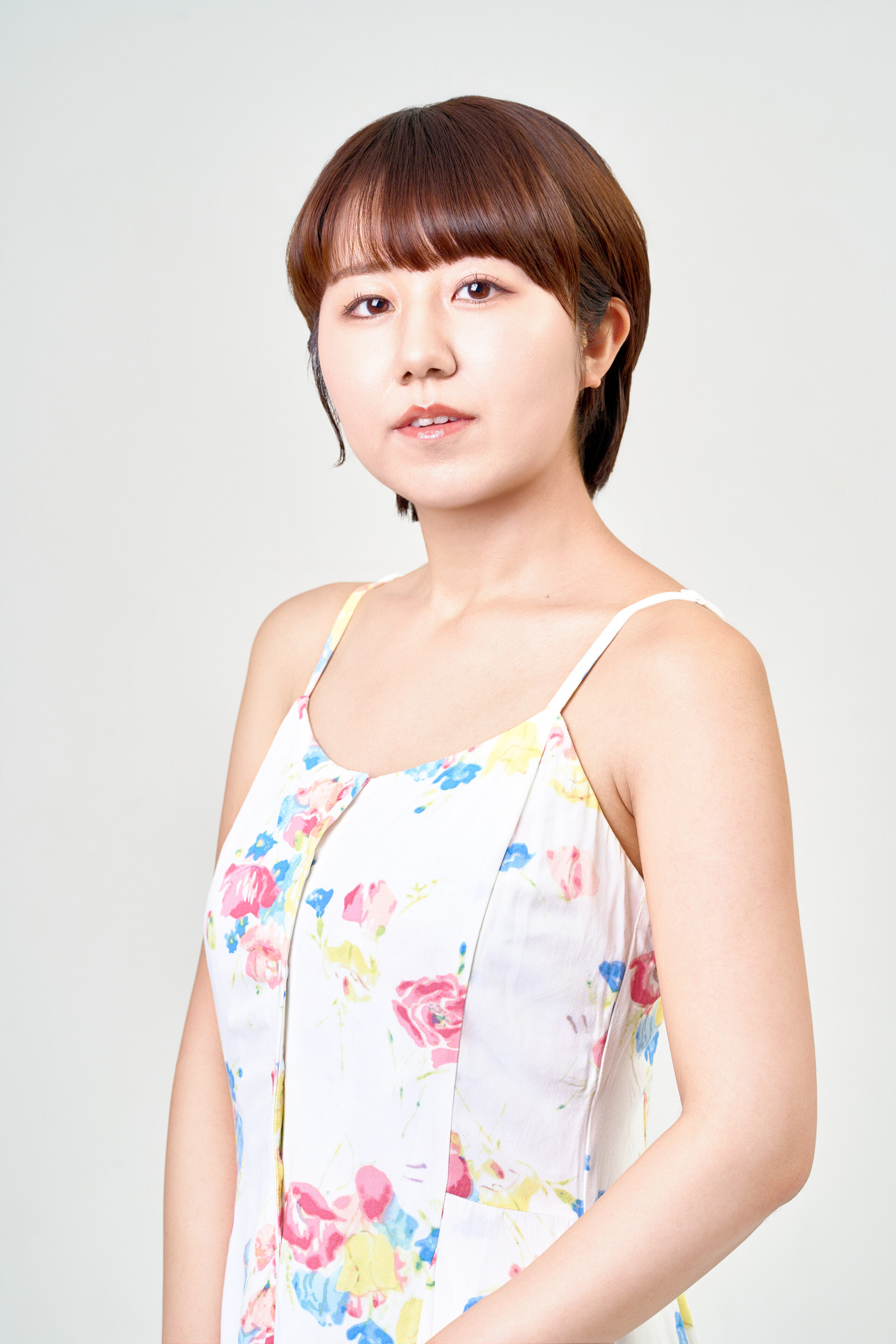 宣材写真の撮影です。白背景のシンプルな構