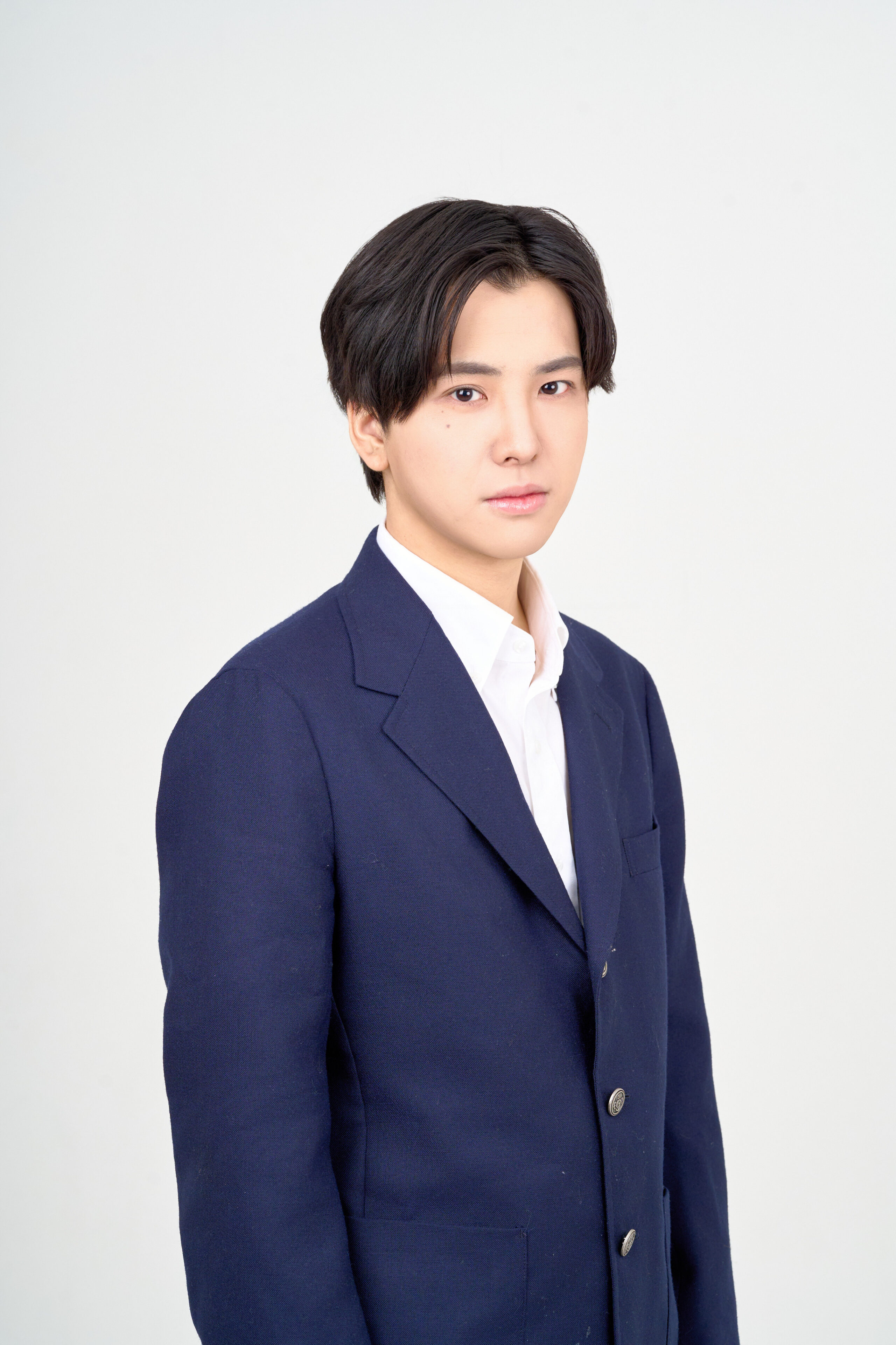 宣材写真の撮影です。白い背景により人物を