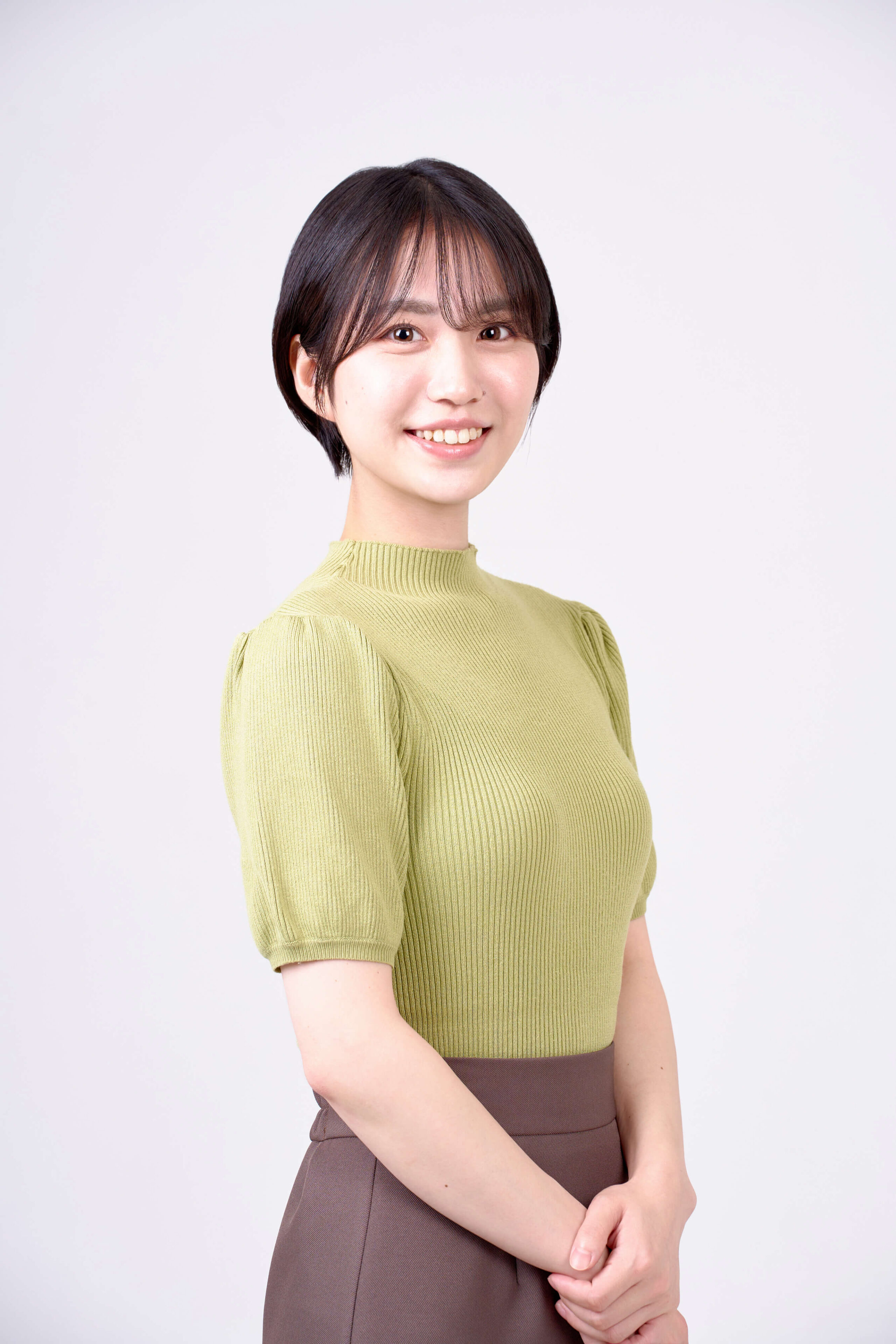 服装と髪型が大人っぽい印象だったため、メ