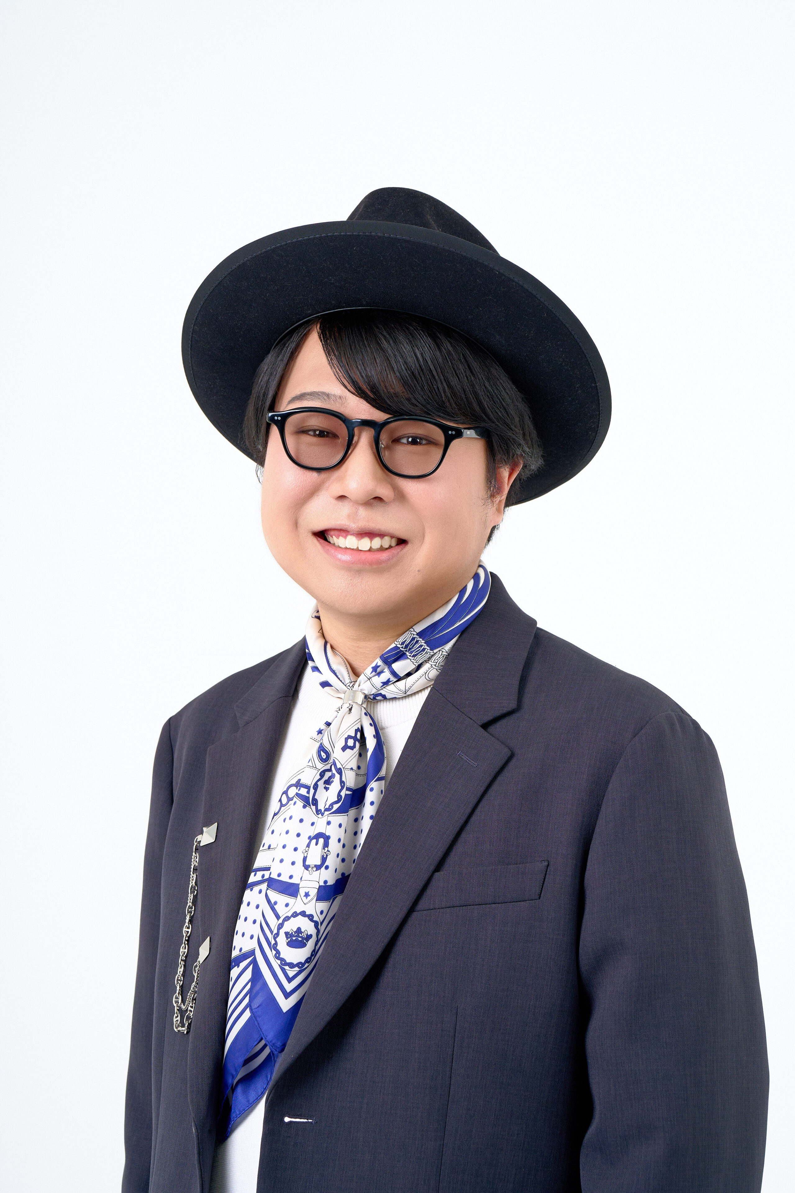 作詞家の方の宣材写真の撮影です。白背景に