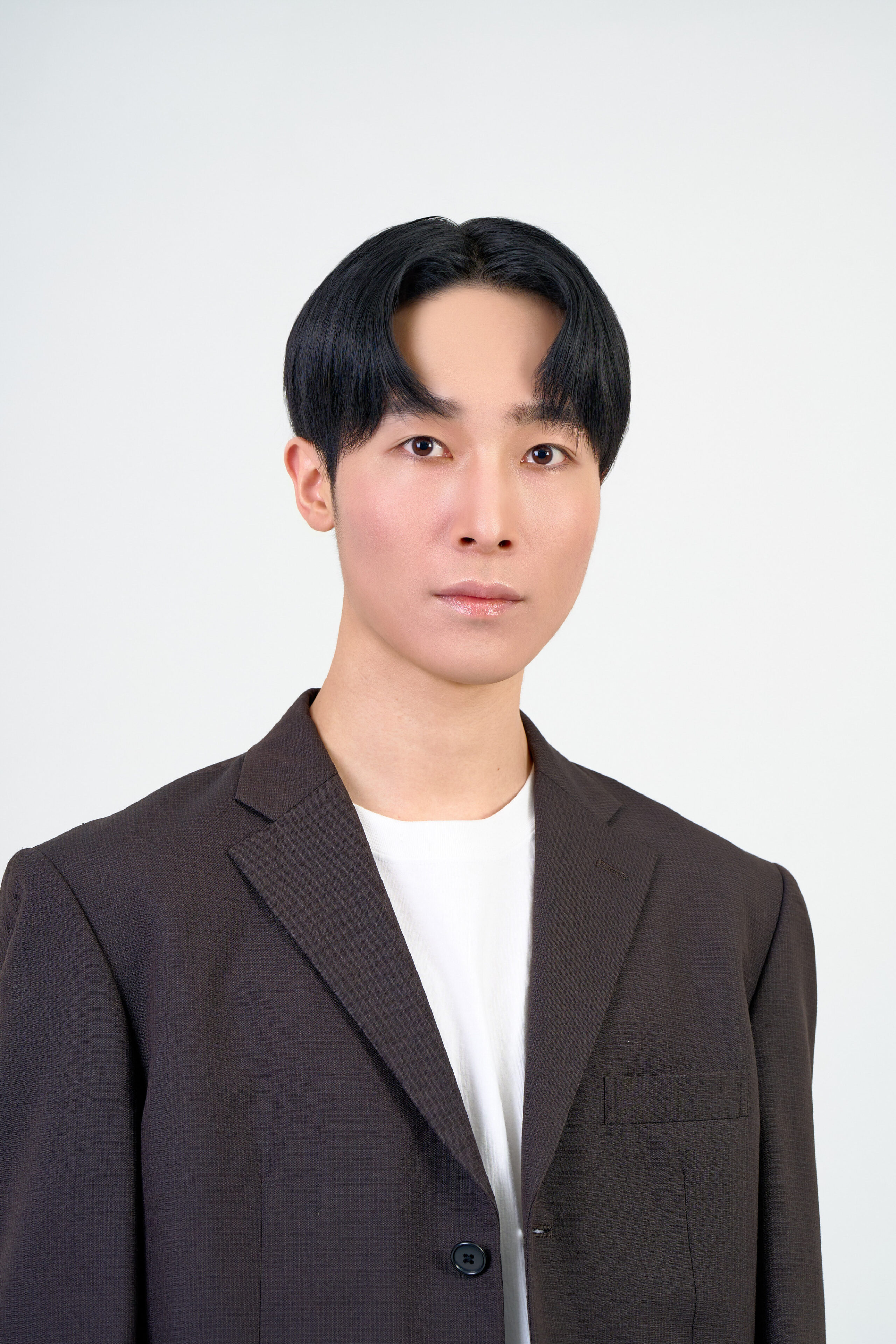 宣材写真の撮影です。白い背景により人物を