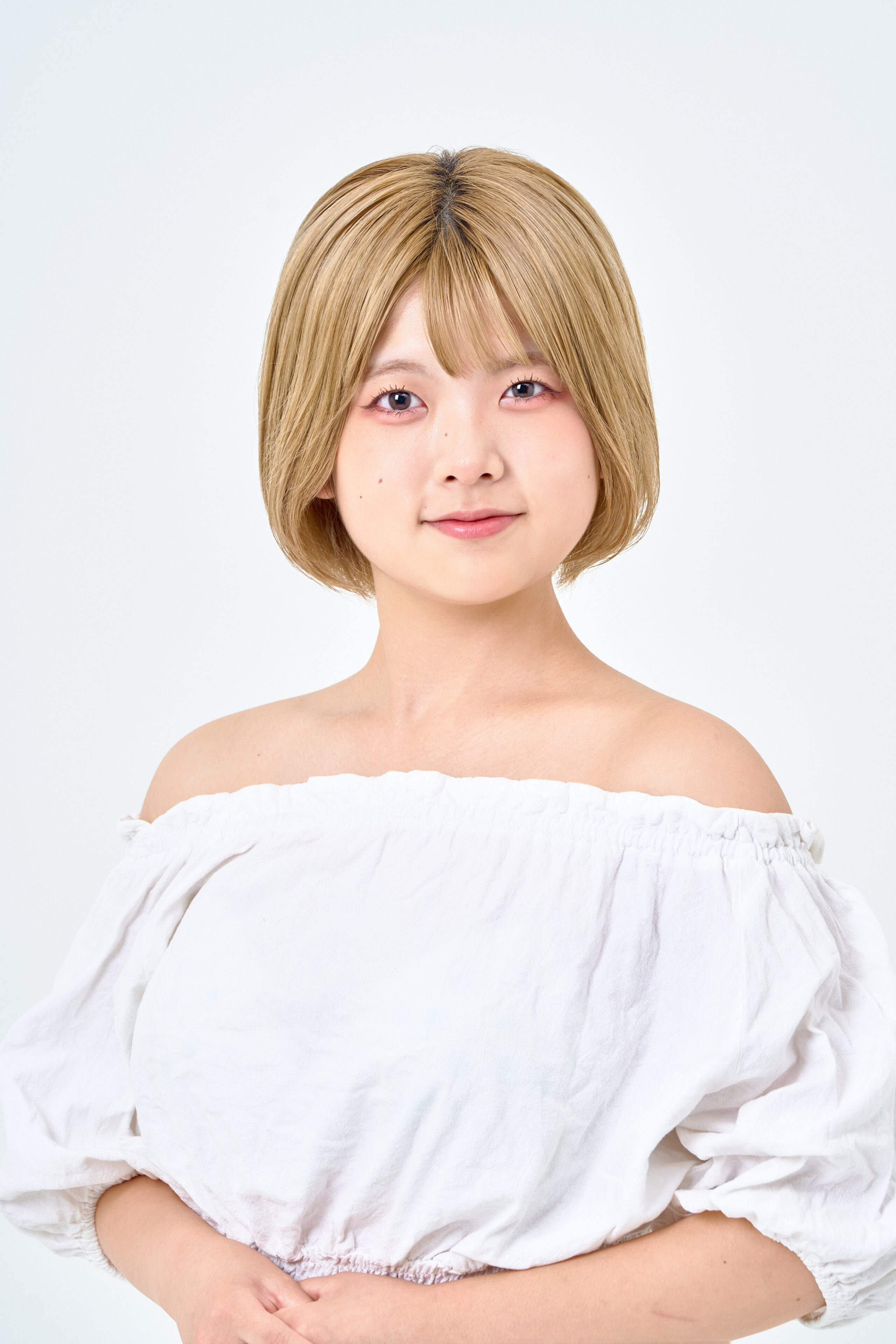 宣材写真の撮影です。白い背景により人物を