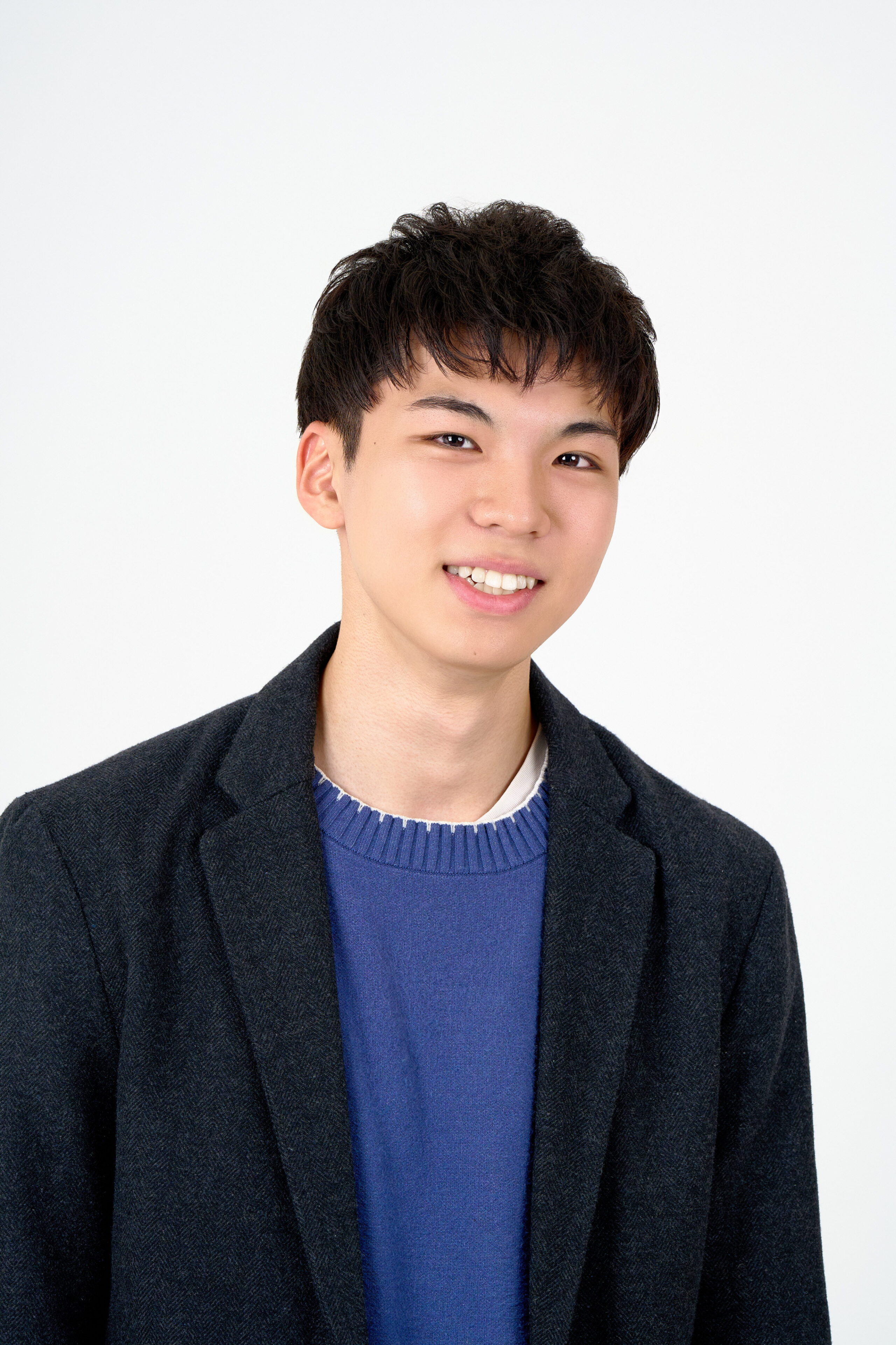 宣材写真の撮影です。白い背景により人物を