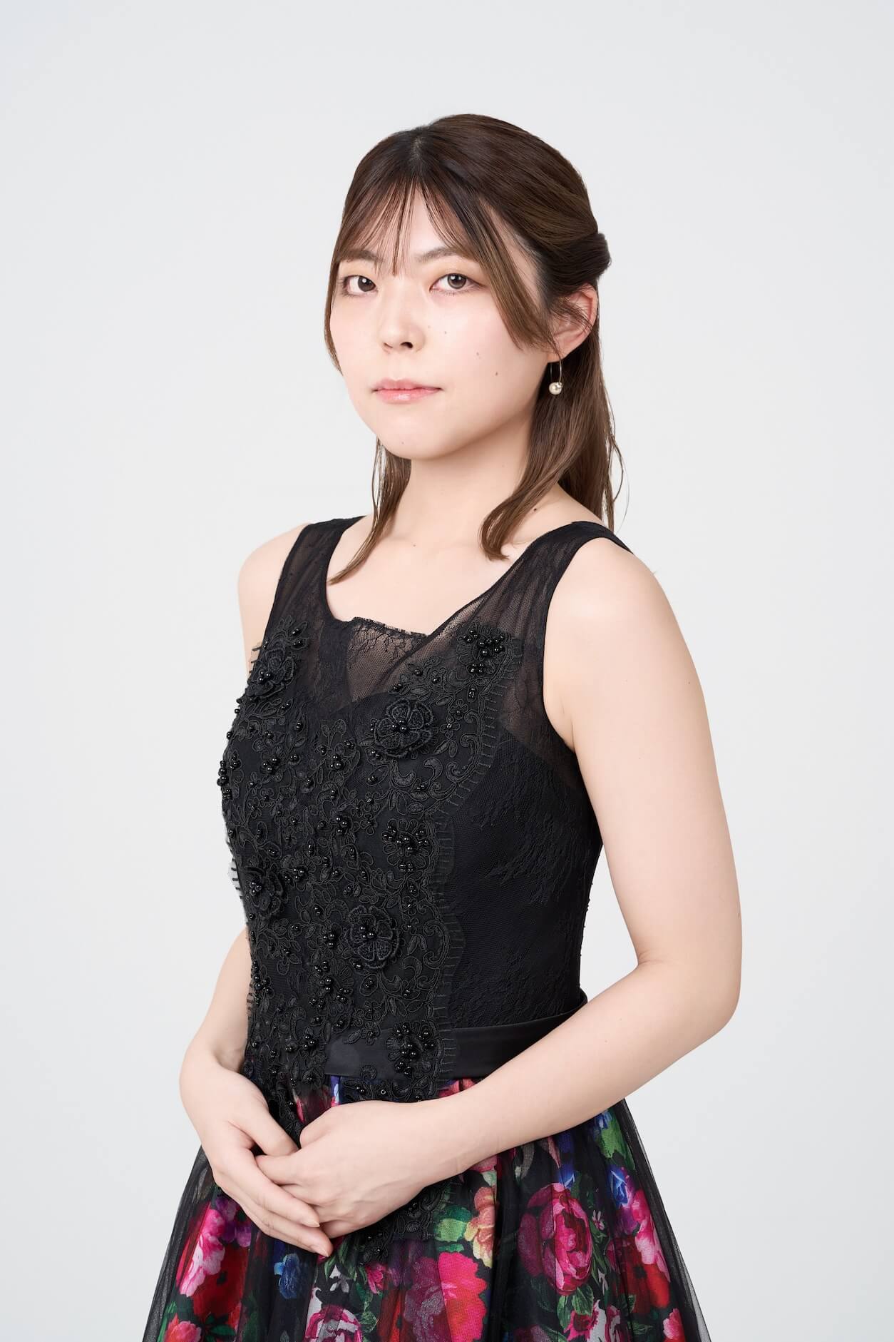 シックで大人っぽい雰囲気を引き立てる女性