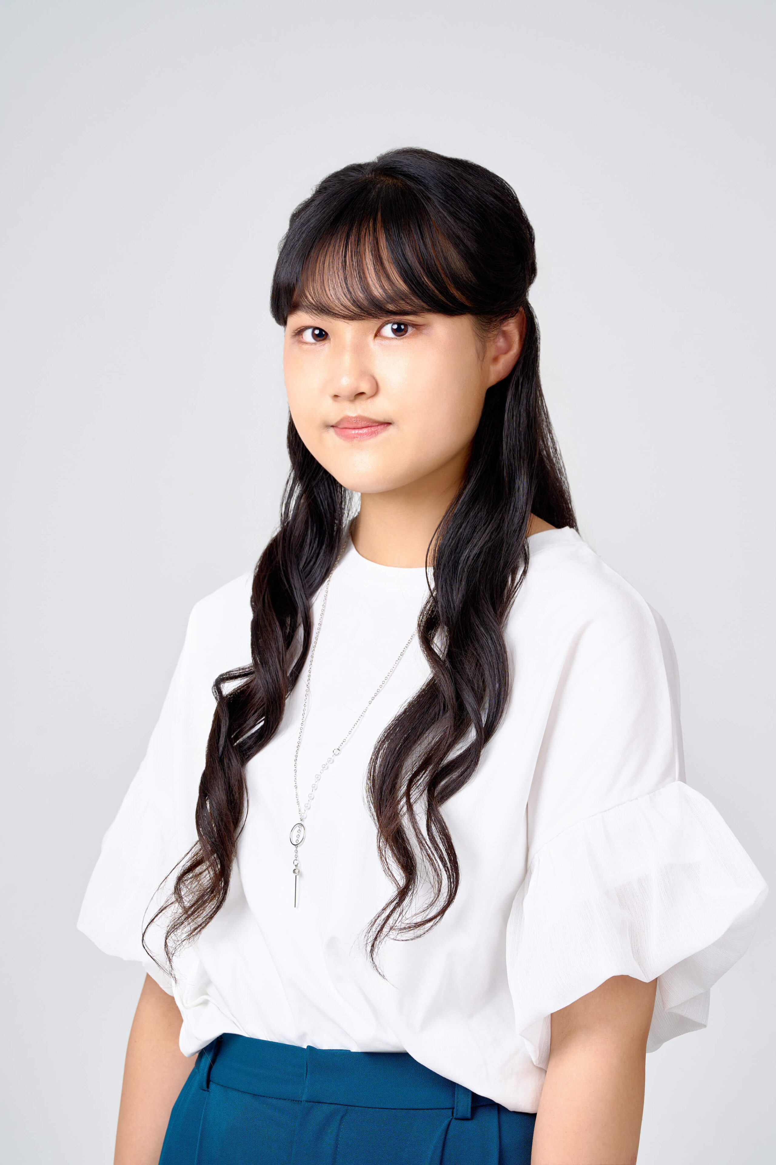 服装が大人っぽく、かっこいいズボンを着用