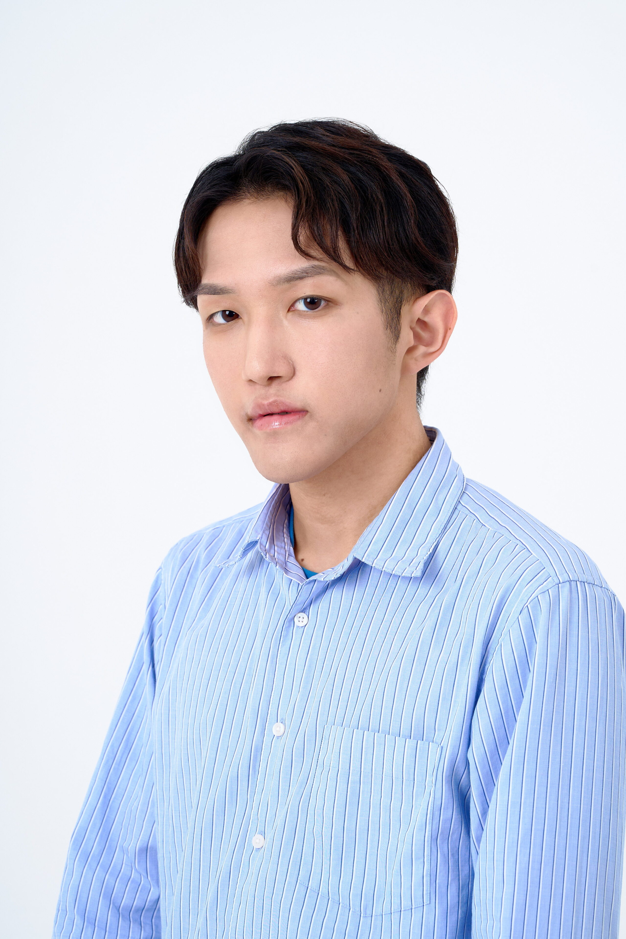 宣材写真の撮影です。白い背景により人物を