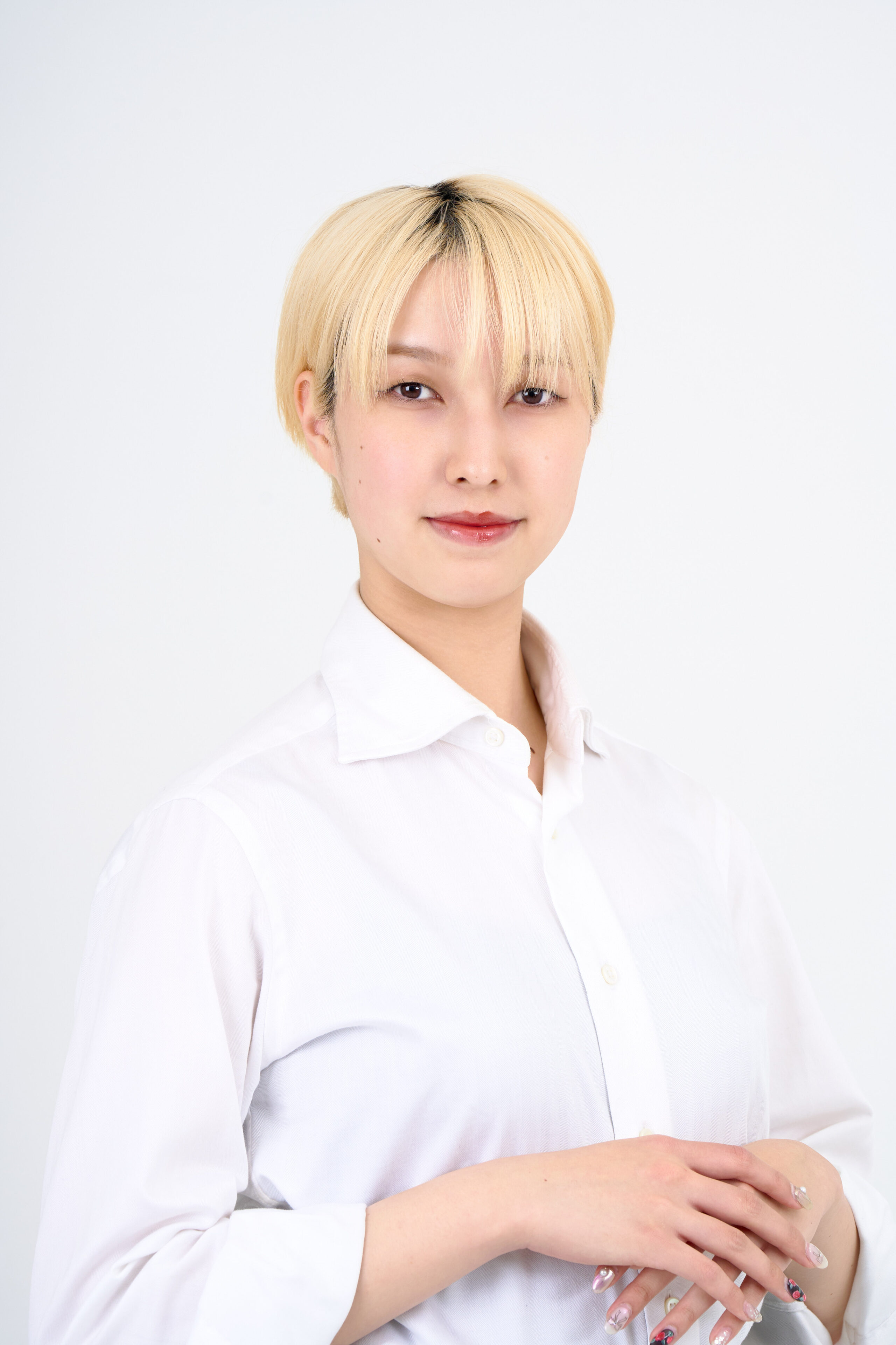 宣材写真の撮影です。シンプルな背景と衣装